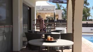 双拐单腿残疾美女海景房边散步视频