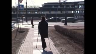 国外双拐独腿残疾妇人海边兜风视频