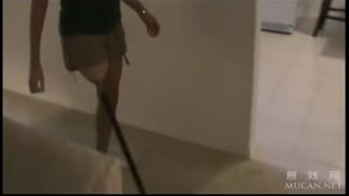 国外截肢钉腿妇人在家收拾行李视频