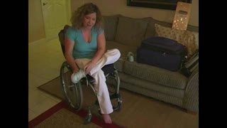 国外坐轮椅肌无力儿麻妇人残疾视频