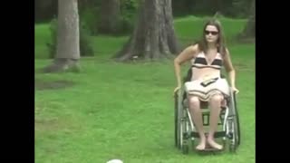 轮椅美女户外勉强自理日常生活视频