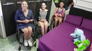 国外三位残疾轮椅女生讲述生活视频