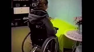 国外美丽漂亮轮椅瘫痪美女生活视频