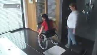国外轮椅截瘫美女沐浴更衣生活视频