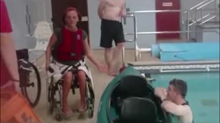 儿麻轮椅女生萎缩腿脚户外难度训练