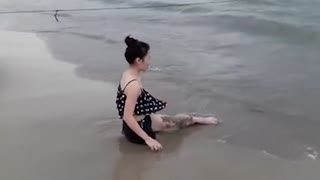 单腿截肢残疾女借助海浪浮站起视频