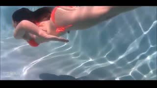 泳池里的单腿截肢残疾美女完美曲线