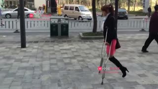 国内单腿截肢双拐行走的残疾美女