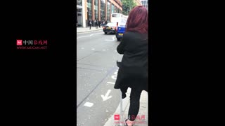 国外街头拄双拐走路的单腿截肢女