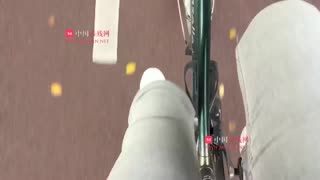国外小腿轻度截肢残疾美女短视频