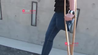 国外拄双拐走路独腿截肢性感美女