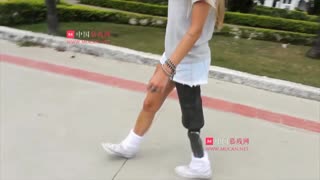 逆天颜值单腿截肢女神自拍摄视频