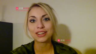 外国截肢美女试穿最新的机械假肢