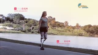 外国双腿截肢穿戴假肢美妇短视频