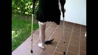 超有气质单腿截肢残疾双拐美女视频