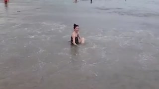 单腿截肢残疾女借助海浪浮站起视频