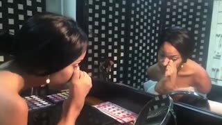 断臂无双手女生自己用脚在化妆视频