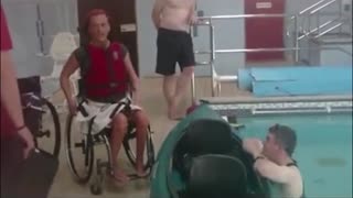 儿麻轮椅女生萎缩腿脚户外难度训练