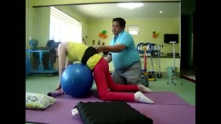 儿麻瘫痪腿脚无力女生康复训练视频