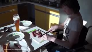 高位截肢借助轮椅生活妇人家务视频