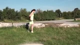 双拐单腿截肢残疾美女户外旅游视频