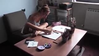 无手无双臂残疾女接受电视采访视频