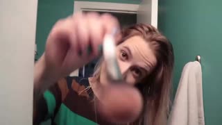 国外单腿截肢美女穿戴假肢开车出门