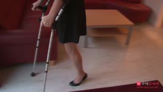 海外气质性感残疾截肢美女家务视频