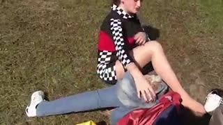 国外单腿截肢残模穿假肢试驾山地车