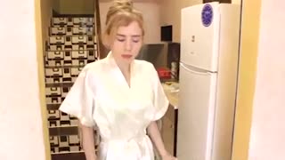 国外单腿截肢残疾妹子蒸桑拿浴视频