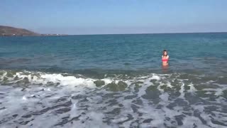 国外单腿截肢和双臂截肢美女在海滩