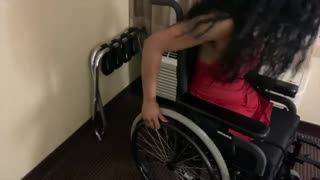 非洲裔高位截肢残疾轮椅女性感摆拍