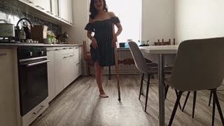 国外单腿截肢髋离断独腿女拐杖生活
