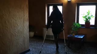 国外双拐单腿截肢残疾妇人丝袜闲逛
