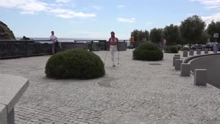 国外皮肤黝黑单腿截肢女在海边游玩