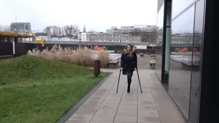国外微胖单腿截肢残疾美女过圣诞节