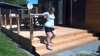 双腿截肢轮椅女约假肢残友游玩锻炼